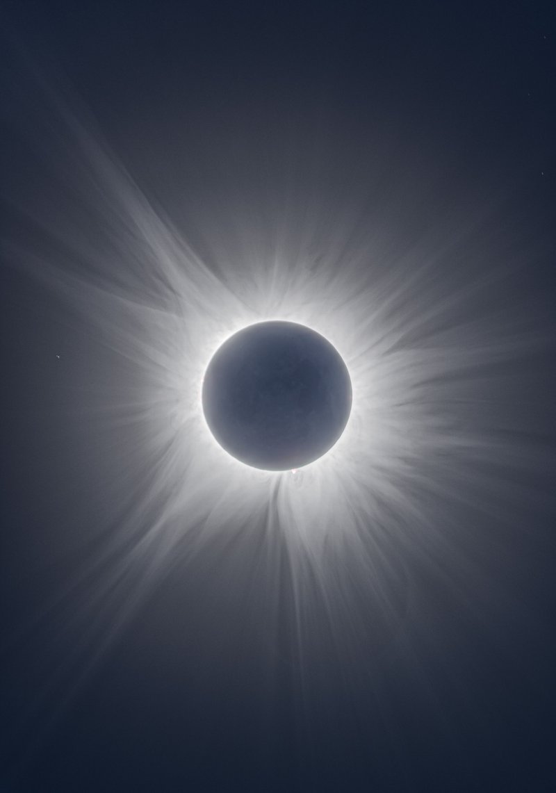 High-dynamic range image of the solar corona